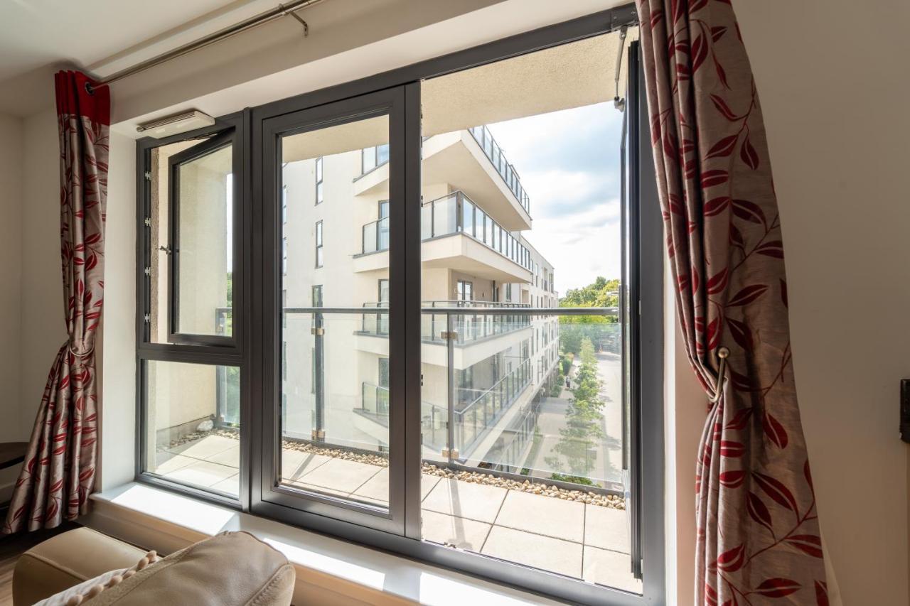 Spacious Apartment In Woking Town Centre Exterior foto