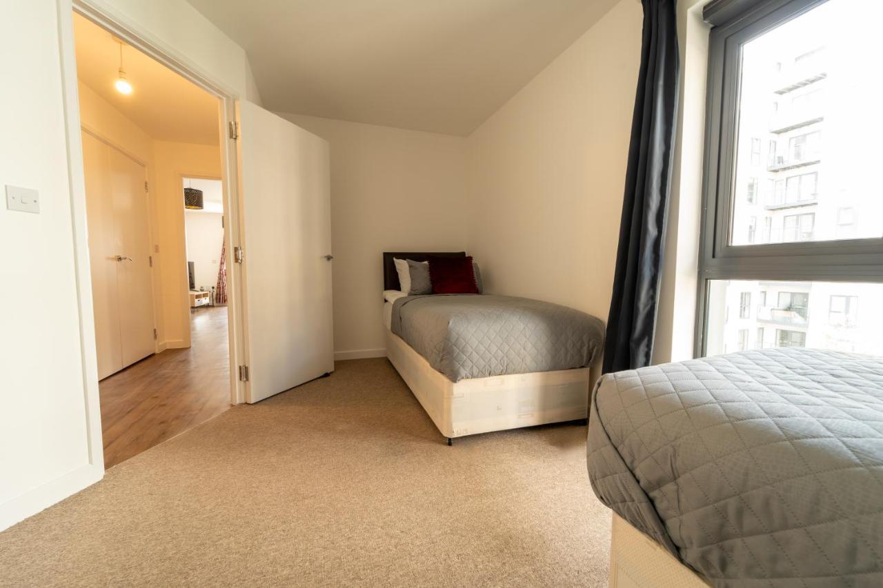 Spacious Apartment In Woking Town Centre Exterior foto