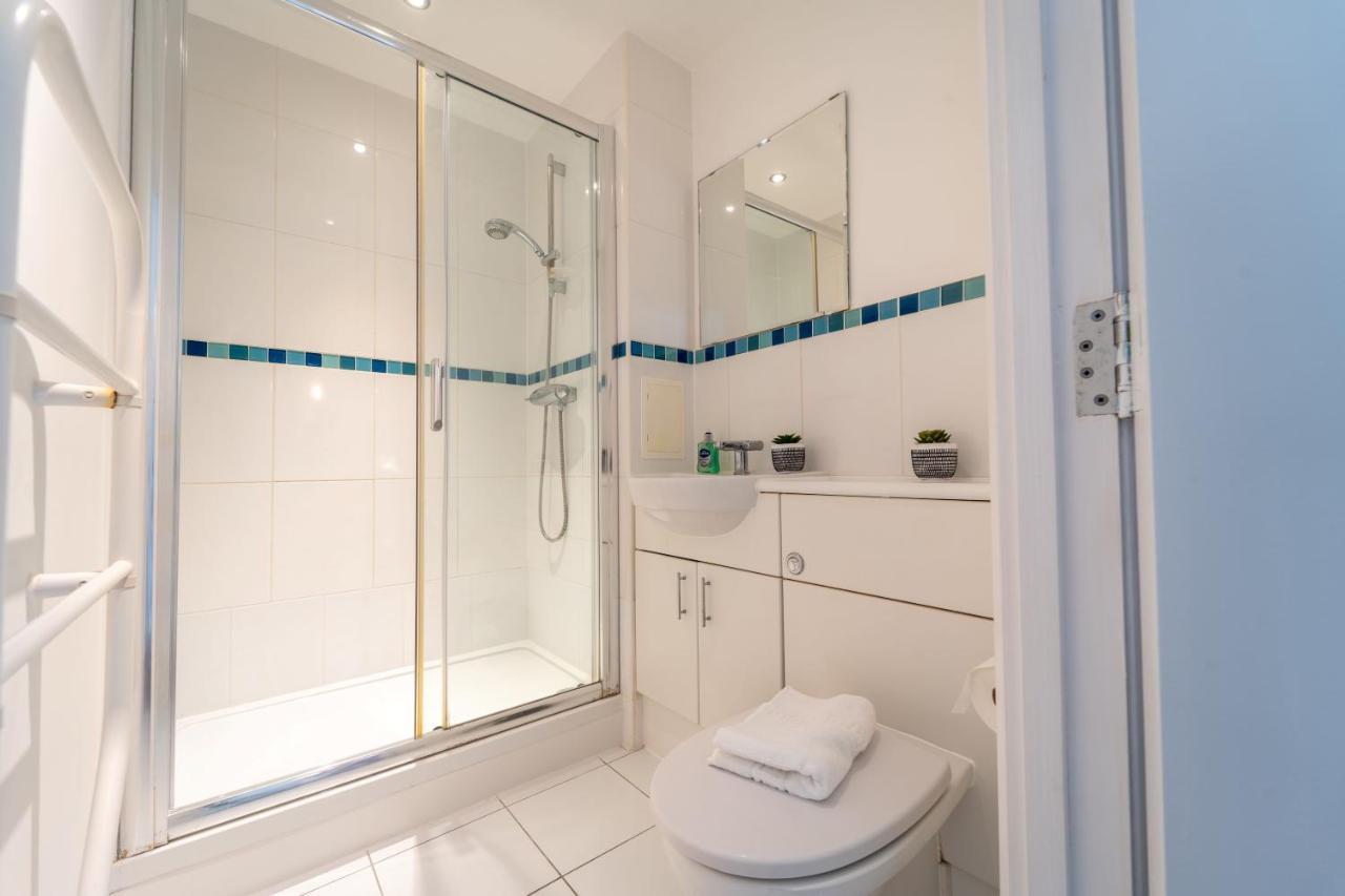 Spacious Apartment In Woking Town Centre Exterior foto